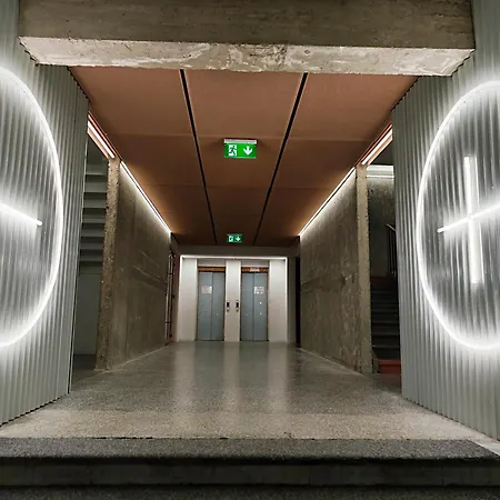 Axiom - Zenith Iii - Netflix, Hbo, Champagne *