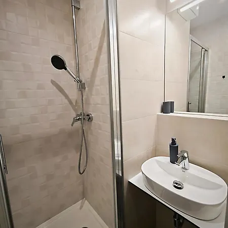 Apartman Axiom - Zenith Iii - Netflix, Hbo, Champagne